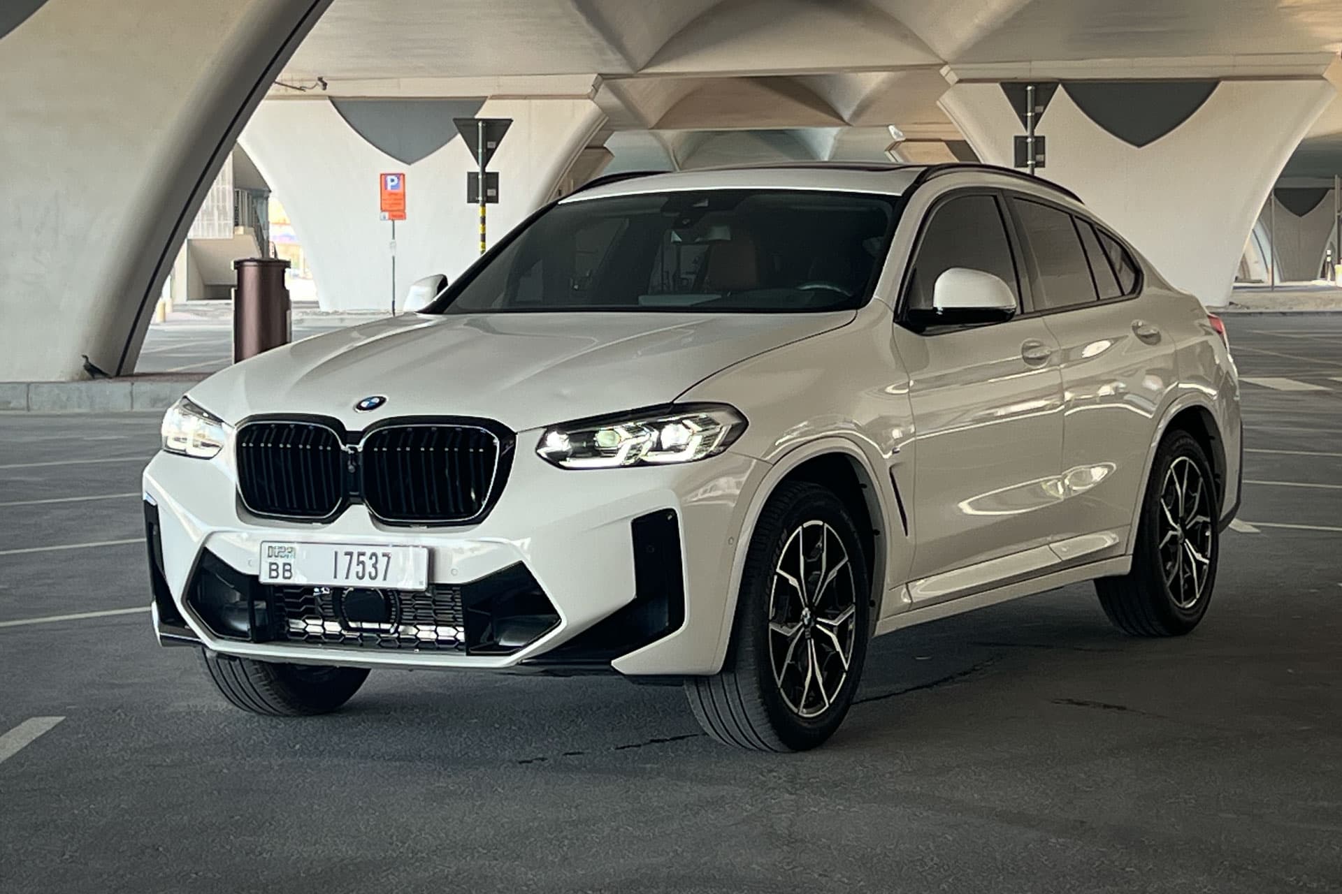 BMW X4 2023 — Фото автомобиля 1