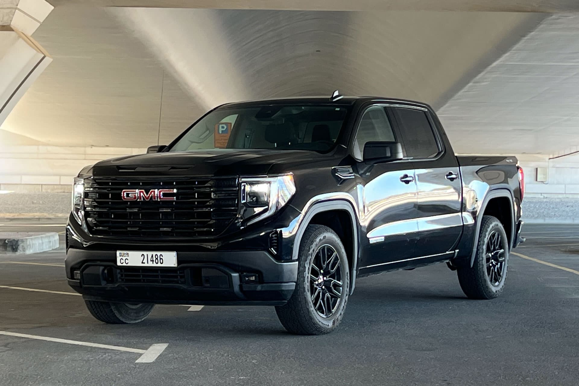 GMC Sierra 2023 — Фото автомобиля 1