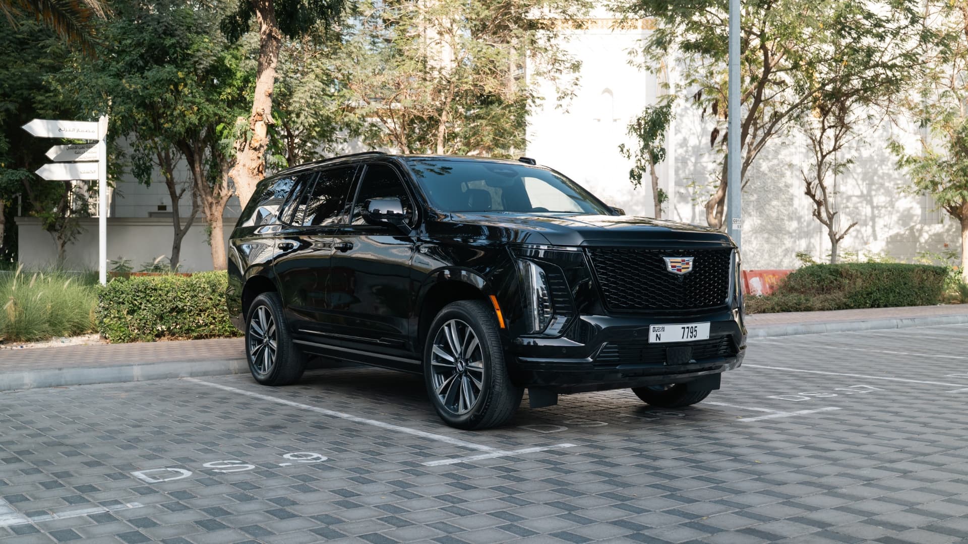 Cadillac Escalade Platinum Sport 2025 — Fahrzeugfoto 1