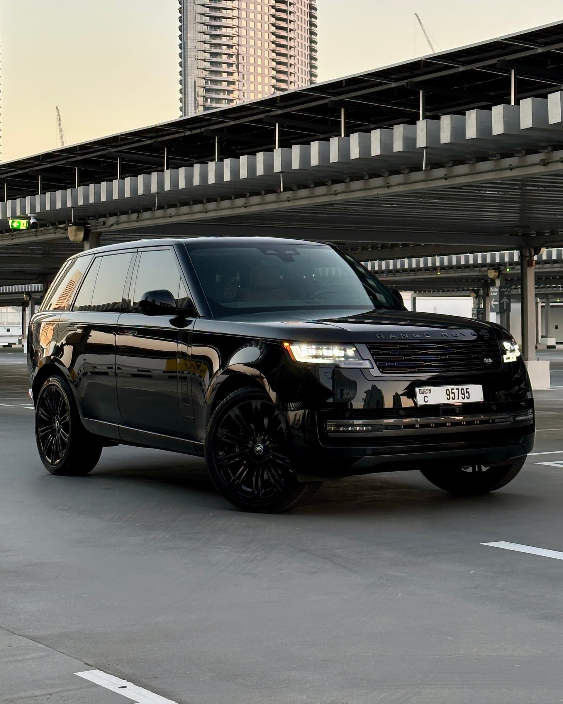 Land Rover Range Rover Vogue HSE V8 2025 — صورة المركبة 1
